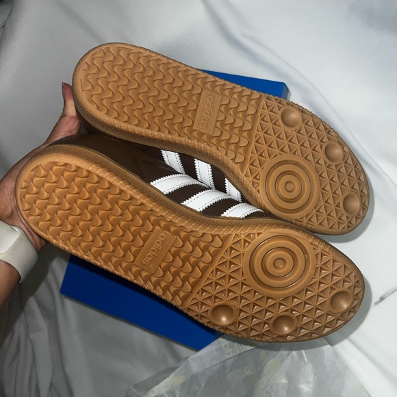 Adidas sambas women’s 6.5 Earth Strata / Cloud White / Gold Metallic NWT - Picture 3 of 5